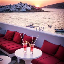 De 5 meest adembenemende plekken om te genieten van een cocktail bij zonsondergang op Mykonos