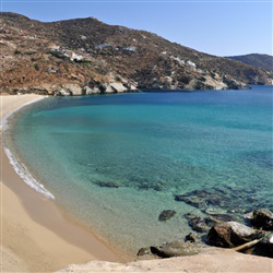 Ontdek het paradijselijke Tigani Beach op Mykonos: Een hemelse ontsnapping voor strandliefhebbers